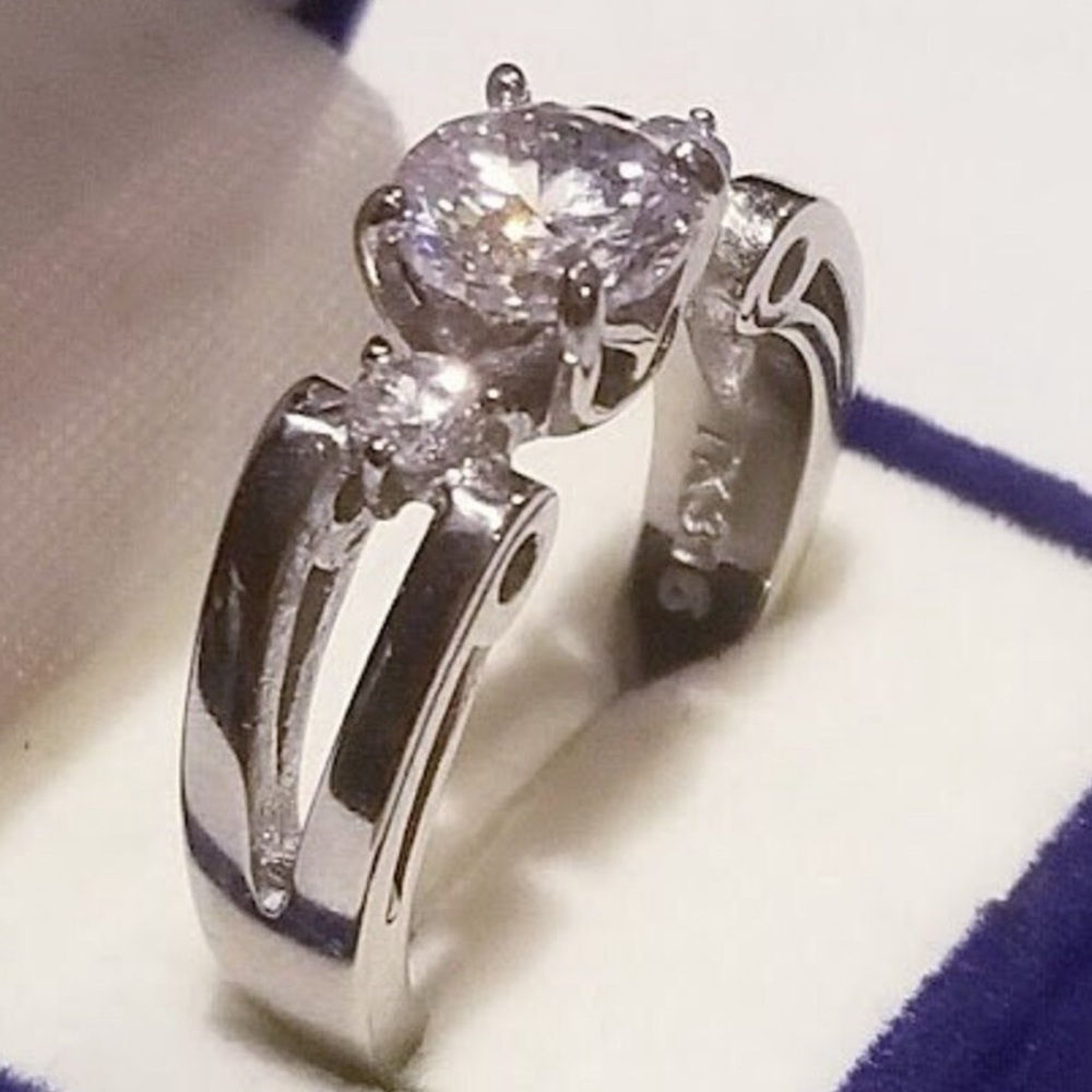 💍 Elegant Triple Stone TK316 Stainless Steel Ring – Size 10